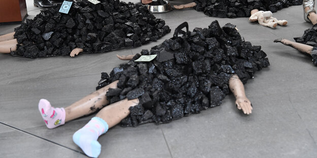 Kinder haben sich unter Kohle verborgen, eine Protestaktion