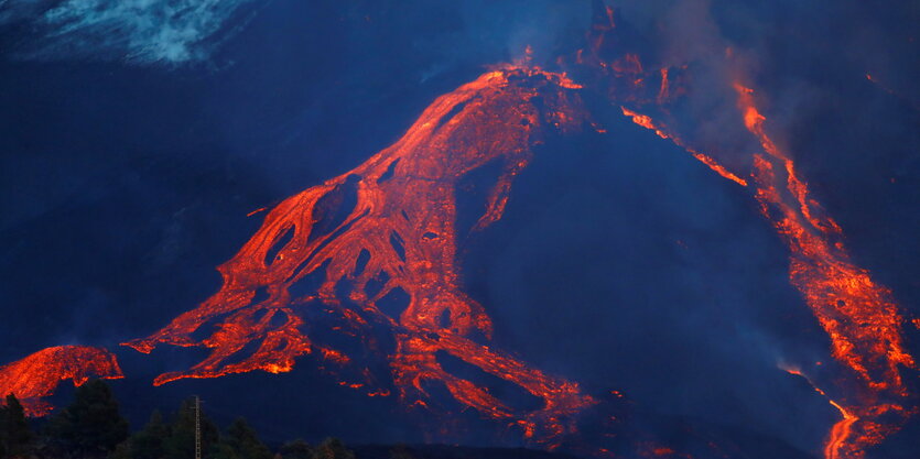 Rote Lavaströme auf La Palma