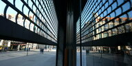 Leipzig: Das Gitter eines Schaufensters an einem Ladengeschäft im Stadtzentrum ist zur Hälfte heruntergelassen