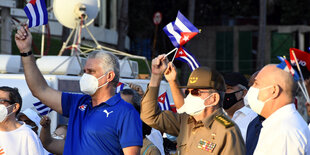 Miguel Diaz-Canel und Raul castro wedeln mit Fahnen.