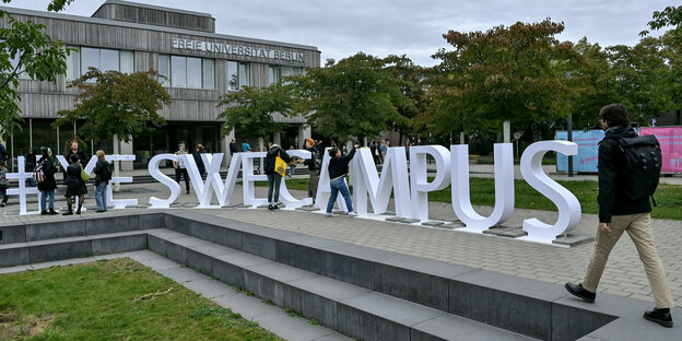 Buchstaben "#YESWECAMPUS" in weiß werden auf dem FU Gelände aufsgestellt