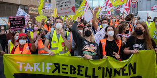 Streikdemo mit Fahnen