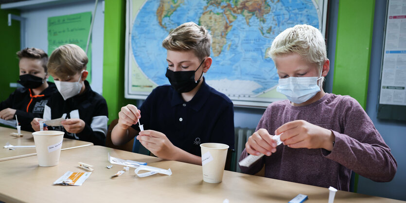 Schüler der Klasse 6a am Goethe-Gymnasium in Hamburg-Lurup machen einen Corona-Schnelltest im Klassenzimmer am ersten Schultag nach den Sommerferien.