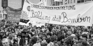 Menschen demonstrieren in den Achtzigern gegen neue Atomraketen, die Neutronenbombe und den Nato-Doppelbeschluss