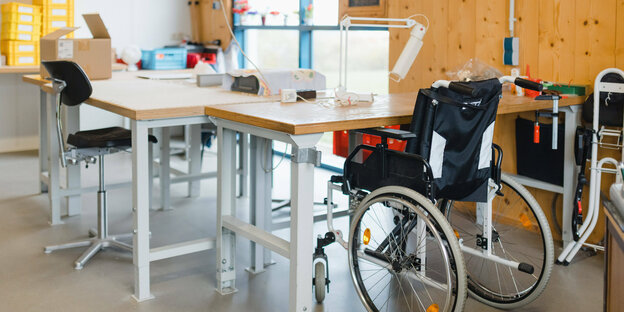 Eine Werkstatt mit Rollstuhl.