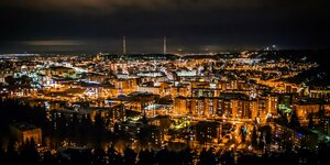 Die Stadt Lahti bei Nacht