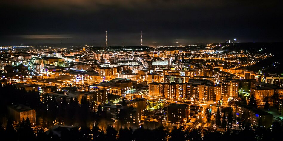 Die Stadt Lahti bei Nacht