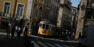 Eine Straßenbahn in der Altstadt von Lissabon.