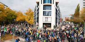 Demonstration rund ums Willy-Brandt-Haus