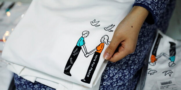Kampagne zur Motivierung von Jungwählerinnen: Auf einem T-Shirt sind zwei Personen, die sich an den Händen halten