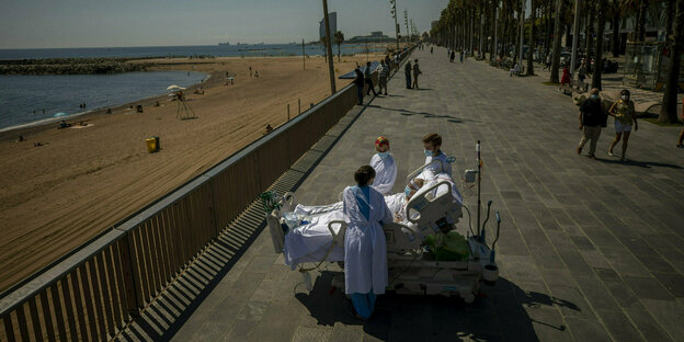 Ein schwer Covid-kranker Mann im Krankenbett an der Strandpromenade in Barcelona