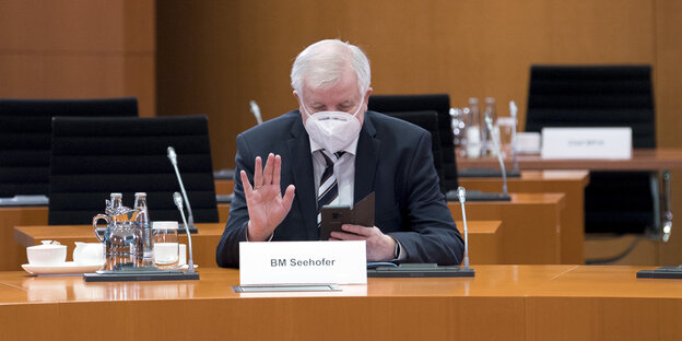 Innenminister Seehofer mit Smartphone.