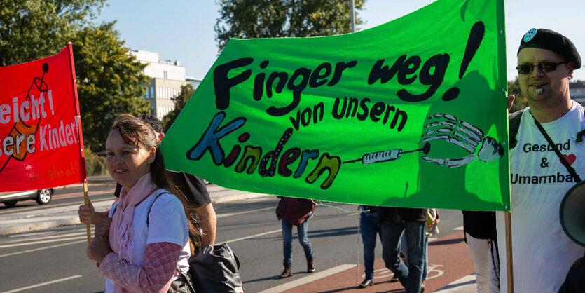 Menschen mit Transparent bei einer Demonstration.