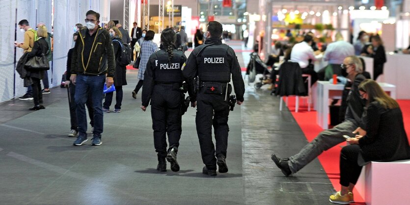 Zwei POlizisten in den Messehallen, während der Frankfurter Buchmesse