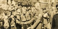 Kronprinz Wilhelm mit Hakenkreuzbinde begrüsst eine strammstehende Schar Kinder aus der Hitlerjugend in Naumburg