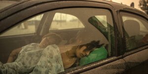 Menschen schlafen in einem Auto