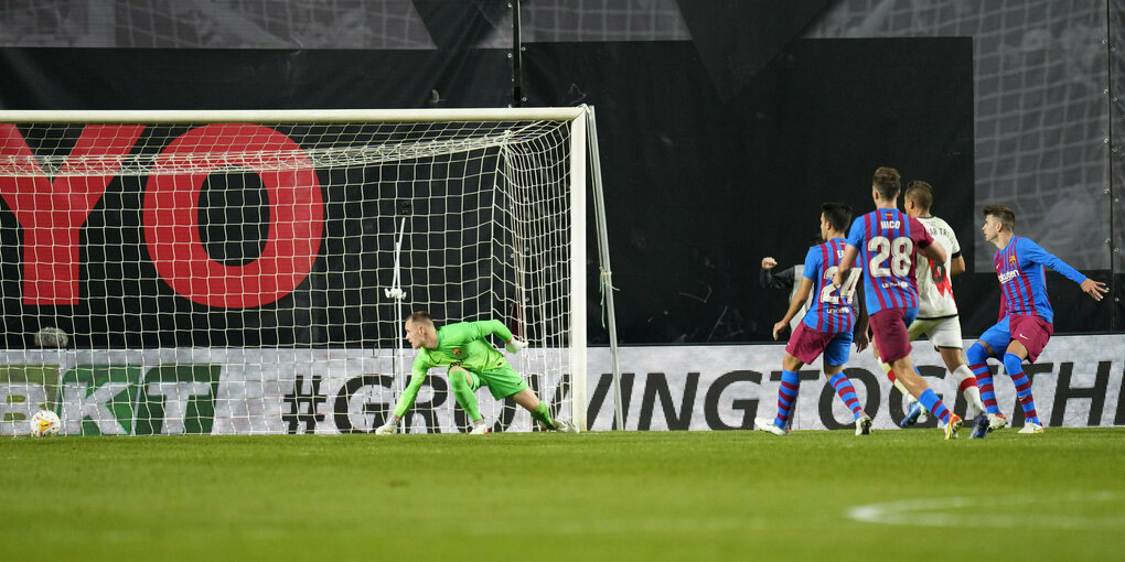 Niederlage in der Provinz: Radamel Falcao (Rayo Vallecano) scort gegen Barcas Keeper ter Stegen.