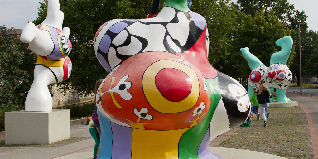 Die "Nanas", große bunte Frauenfiguren der französischen Künstlerin Niki de Saint Phalle am Leibnizunfer