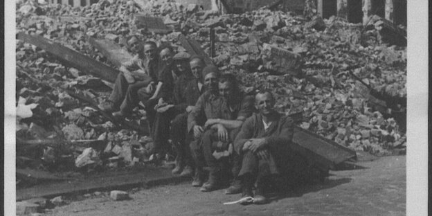 Gruppe von Zwangsarbeitern mit dem ehemlaigen Polizlisetn Friedrich Müller im Jahr 1944