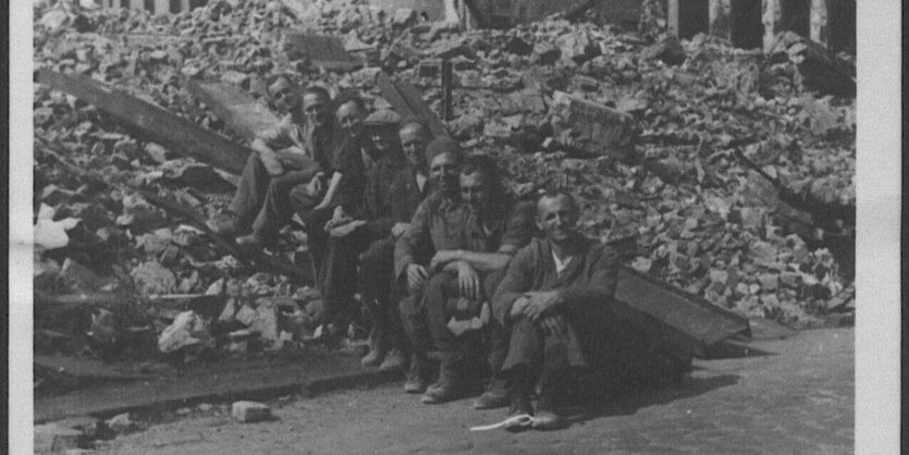 Gruppe von Zwangsarbeitern mit dem ehemlaigen Polizlisetn Friedrich Müller im Jahr 1944