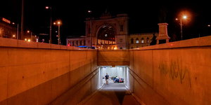 Flüchtlinge nutzen den Eingang zu einer Zugstation in Budapest als Schlafplatz