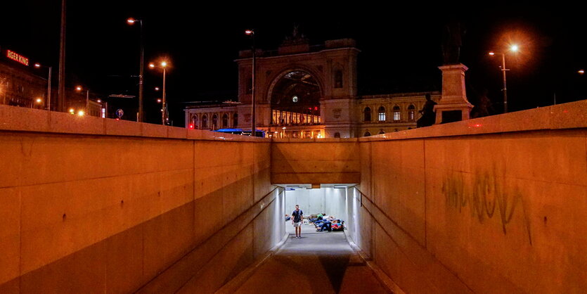 Flüchtlinge nutzen den Eingang zu einer Zugstation in Budapest als Schlafplatz