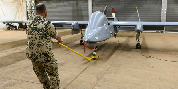 Ein Bundeswehrsoldat zieht an einer Drohne