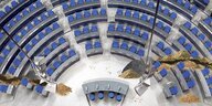 Graben tun sich auf zwischen den Reihen der Parteien iund den blauen Stühlen der Abgeordneten im Bundestag