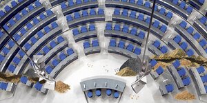 Graben tun sich auf zwischen den Reihen der Parteien iund den blauen Stühlen der Abgeordneten im Bundestag
