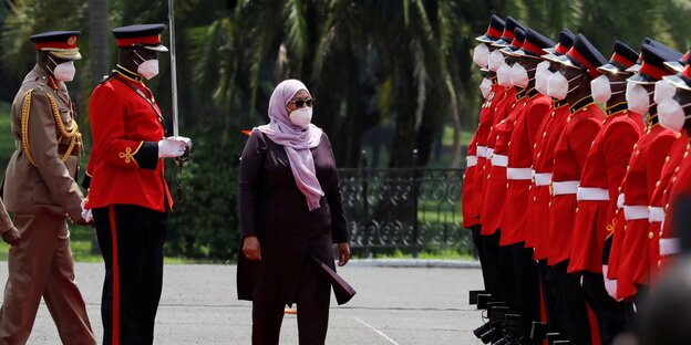 Präsidentin Samia Suluhu Hassan äuft an Uniformierten vorbei.