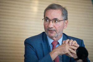 Matthias Platzeck blickt nach links Matthias Platzeck blickt nach links
