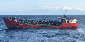 Ein Blick auf ein Schiff mit etwa 400 Geflüchteten in der Nähe der südlichen Insel Kreta.