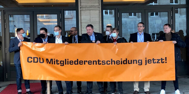 Teilnehmer fordern "CDU Mitgliederentscheidung jetzt!" bei der Kreisvorsitzendenkonferenz.