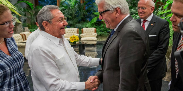 Raúl Castro begrüßt Frank-Walter Steinmeier in Havanna.