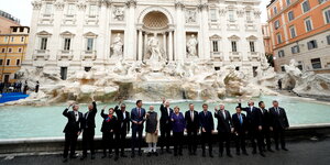 Die Staatsschefs mit dem Rücken zum Trevi-Brunnen in Rom