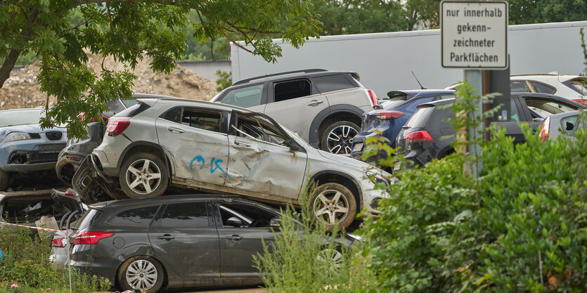 Ramponierte Autos stapeln sich auf einem Parkplatz übereinander