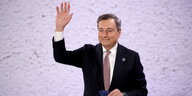 Mario Draghi winkt vor Rednerpult