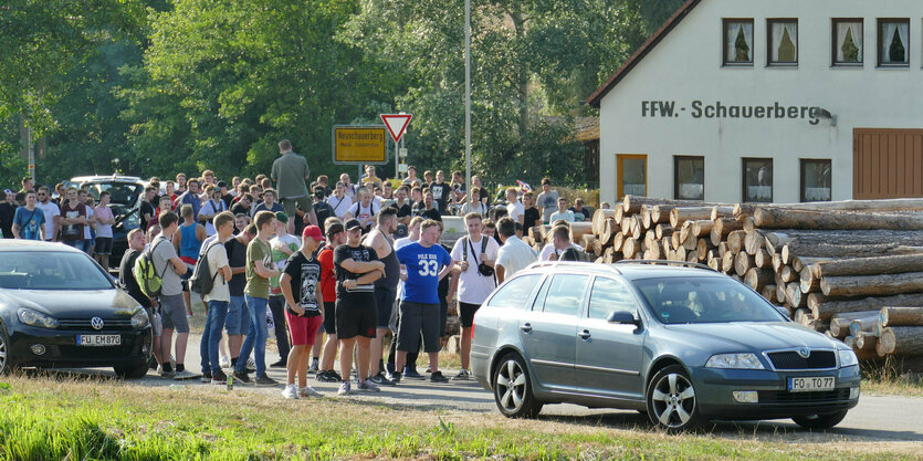 Eine Gruppe von Menschen demonstriert vor dem Haus des Youtubers "Drachenlord"