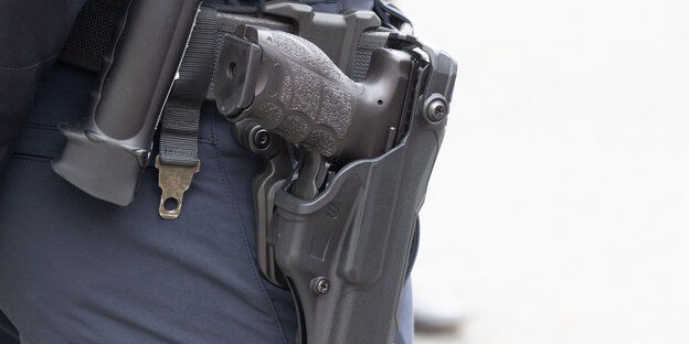 Ein Polizist trägt ein neues Standardgürtelholster mit seiner Dienstwaffe H&K SFP9 in der Zentralen Polizeidirektion Niedersachsen.