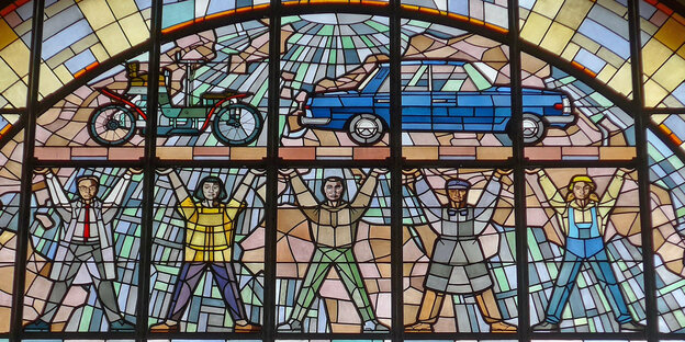 Glasmosaik:Arbeiterinnen stemmen Autos