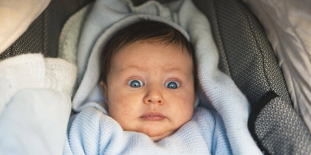 Baby mit ängstlichen blauen Augen