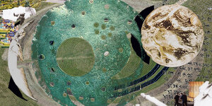 Eine Collage von David Reiber Otálora zeigt Städte aus der Ferne, einen Planeten, Sternbilder und den Ausschnitt eines Satelliten, sowie drei Männer in Miniatur, die Bodenproben entnehmen