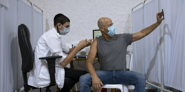 Ein Mann in Israel bekommt seine dritte Impfdosis