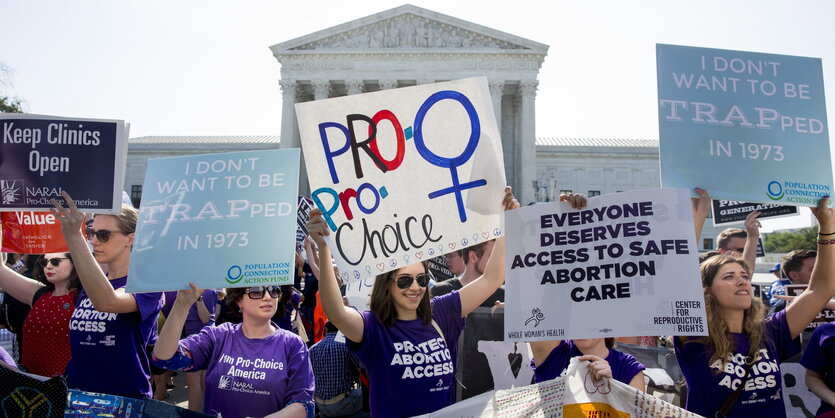 Mehrere Menschen demostrieren vor dem Supreme Court in Wahington