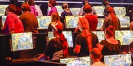 Von hinten ganz viele Besucher der Gamescom-Messe in Köln vor Computern
