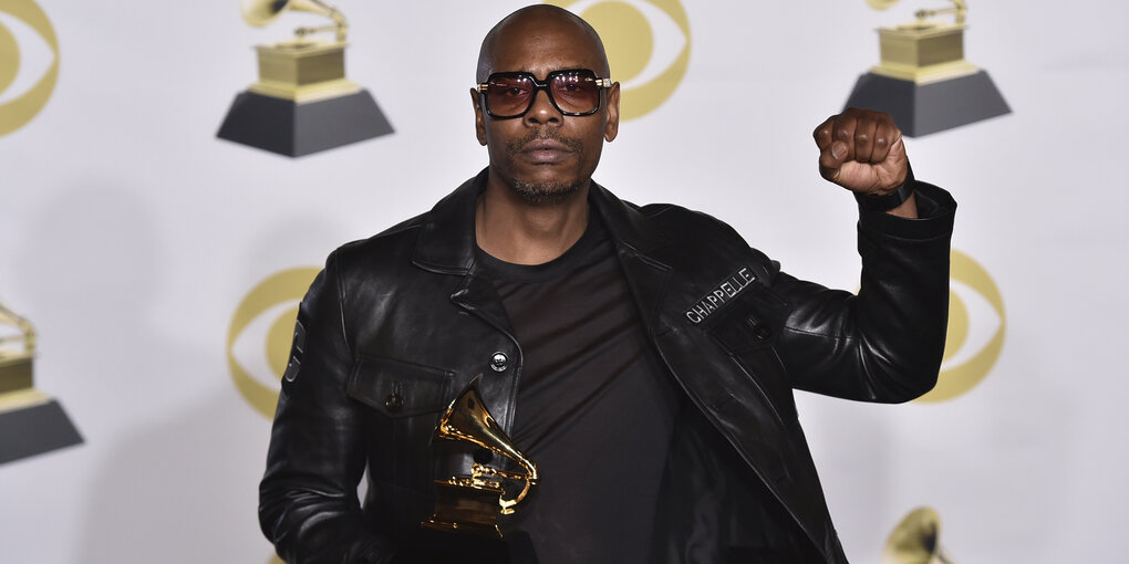 Der US-Komiker Dave Chappelle hält bei einer Grammy Verleihung eine Faust hoch