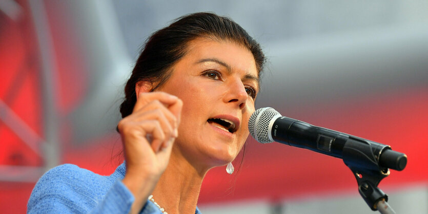 Wagenknecht spricht in ein Mikrofon