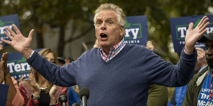 Terry McAuliffe gestikuliert mit weit ausgebreiteten Armen