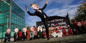 Boris Johnson Puppe und ander Politikergestalten: Aktivisten protestieren