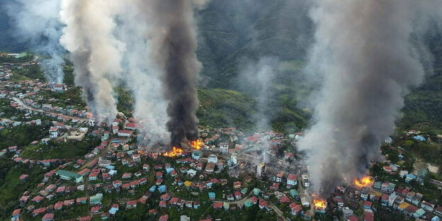 Luftaufnahme von brennenden Häusern